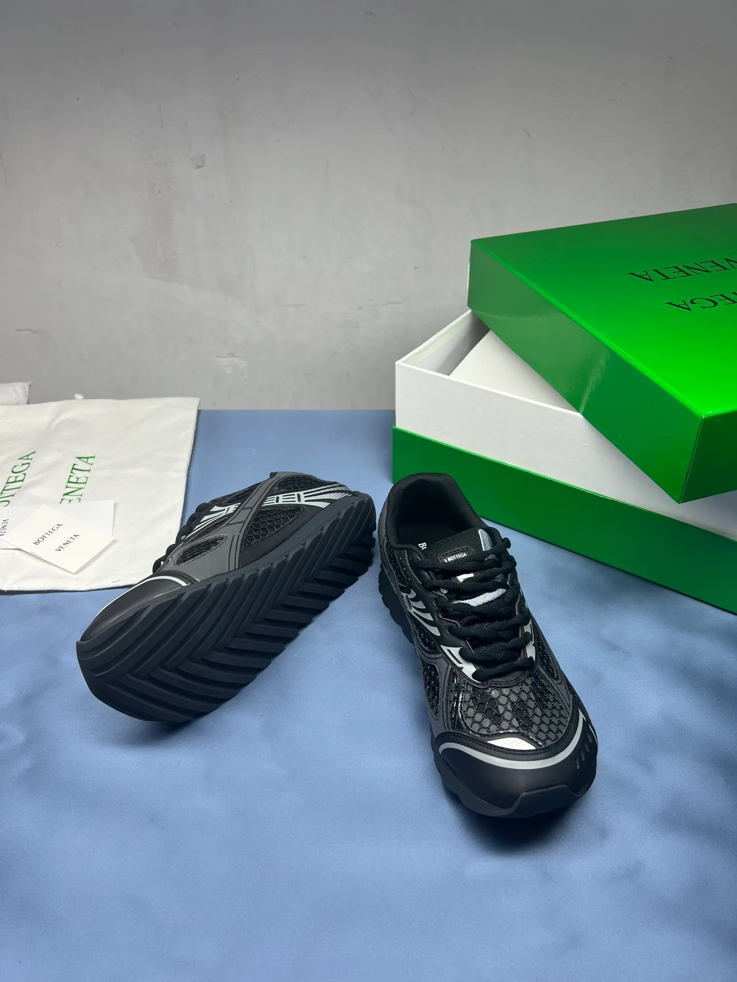 👟👟Ex-factory price 600👟👟 Men's size +10 Real photos 🔥🔥BV Orbit sneakers Wang Yibo's same style couple's dad shoes Runner sneakers, made of lightweight technical mesh fabric. Matched with geometric pattern designed rubber outsole, Wang Zha series high version. Look for the package technology. It is actually a lot taller, but the legs are still slim. Very nice, playable and durable. Matched to the standard💯 Package shoe technology. Look for the high version. The outsole is made of color-blocked TPU outsole. Women's model 35 36 37 38 39 40 41 42 (40 41 42 43 44 45 customized) (Customer logo can be accepted without refund or exchange at a favorable price) Equipped with original packaging